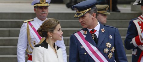 Los Reyes Felipe VI y Letizia durante el desfile de las Fuerzas Armadas 2016