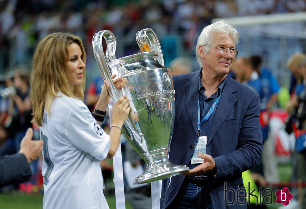 Richard Gere y Alejandra Silva en la final de la Champions League 2016