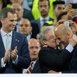 El Rey Felipe VI, Florentino Pérez y Zinedine Zidane en la final de la Champions League 2016