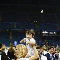 Pilar Rubio y su hijo Sergio en la final de la Champions League 2016