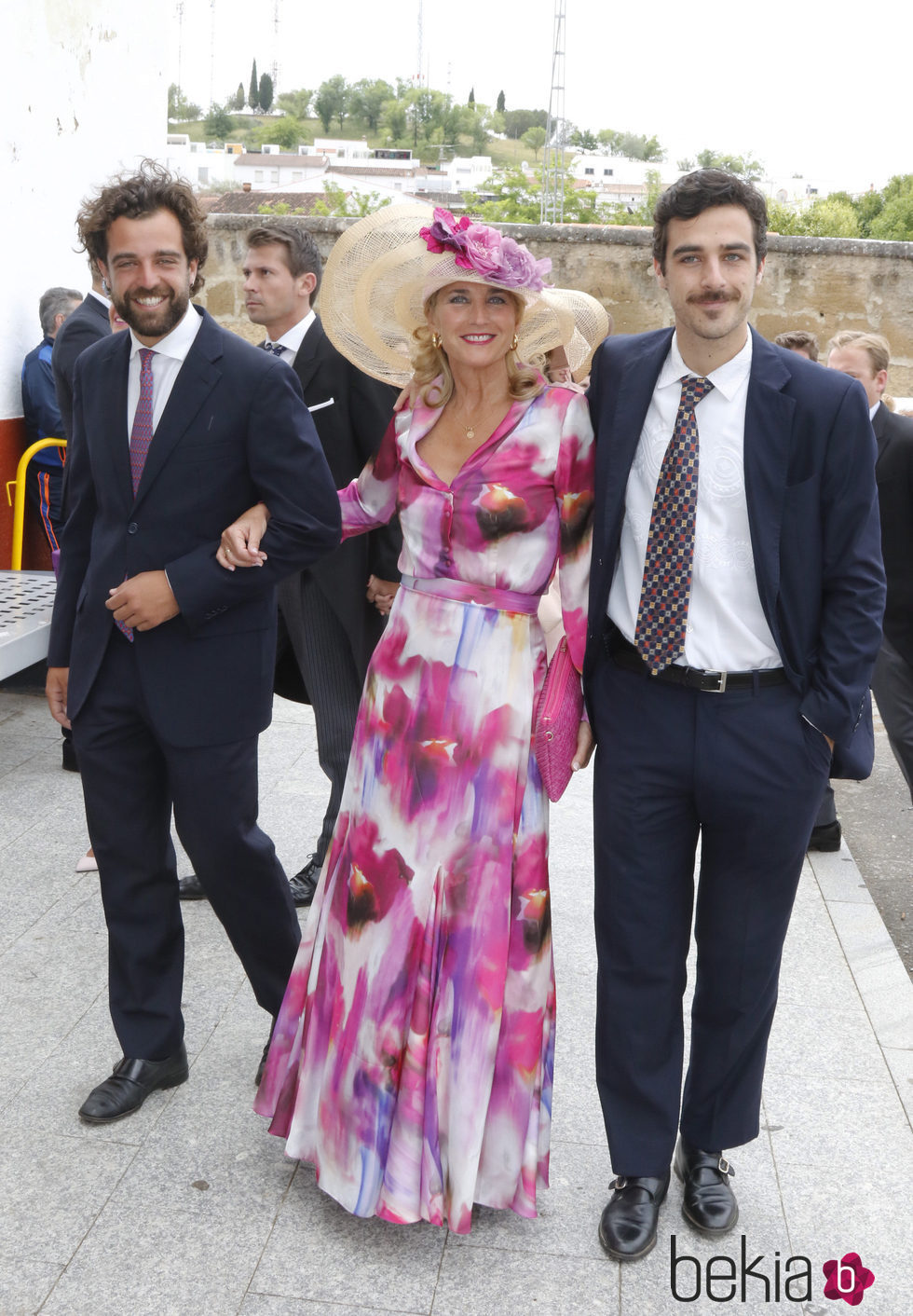Pilar Parejo junto a sus hijos durante la boda de Marta Cadaval en Sevilla