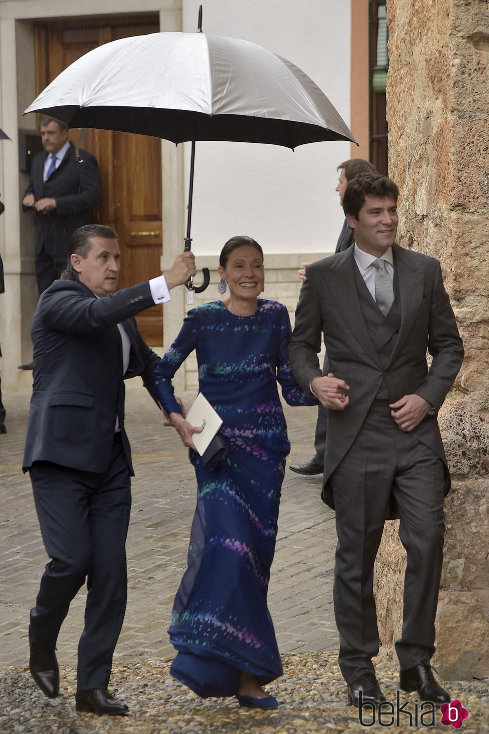 Alejandro Santo Domingo acompañado por su madre en su boda con Charlotte Wellesley