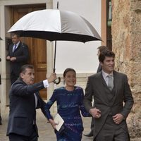 Alejandro Santo Domingo acompañado por su madre en su boda con Charlotte Wellesley