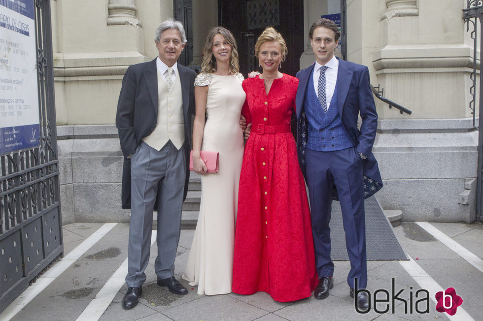 Josema Yuste junto a su mujer y sus hijos en la boda de su hijo Alejandro
