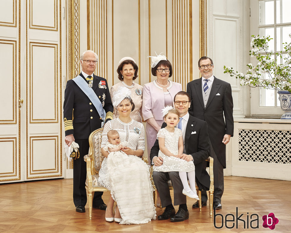 Oscar de Suecia con sus padres, su hermana Estela y sus abuelos en su bautizo