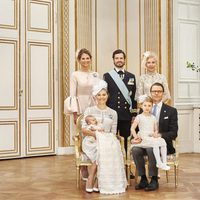 Oscar de Suecia con sus padres, su hermana Estela y sus tíos Magdalena y Carlos Felipe de Suecia y Anna Westling en su bautizo