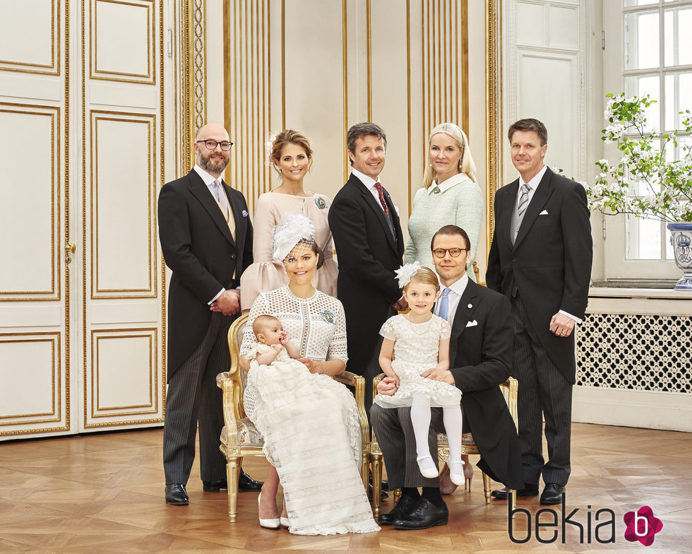 Oscar de Suecia con sus padres, su hermana Estela y sus padrinos en su bautizo