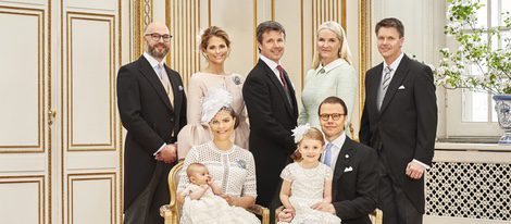 Oscar de Suecia con sus padres, su hermana Estela y sus padrinos en su bautizo