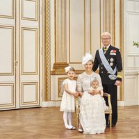 Oscar de Suecia con la Princesa Victoria, la Princesa Estela y Carlos Gustavo de Suecia en su bautizo