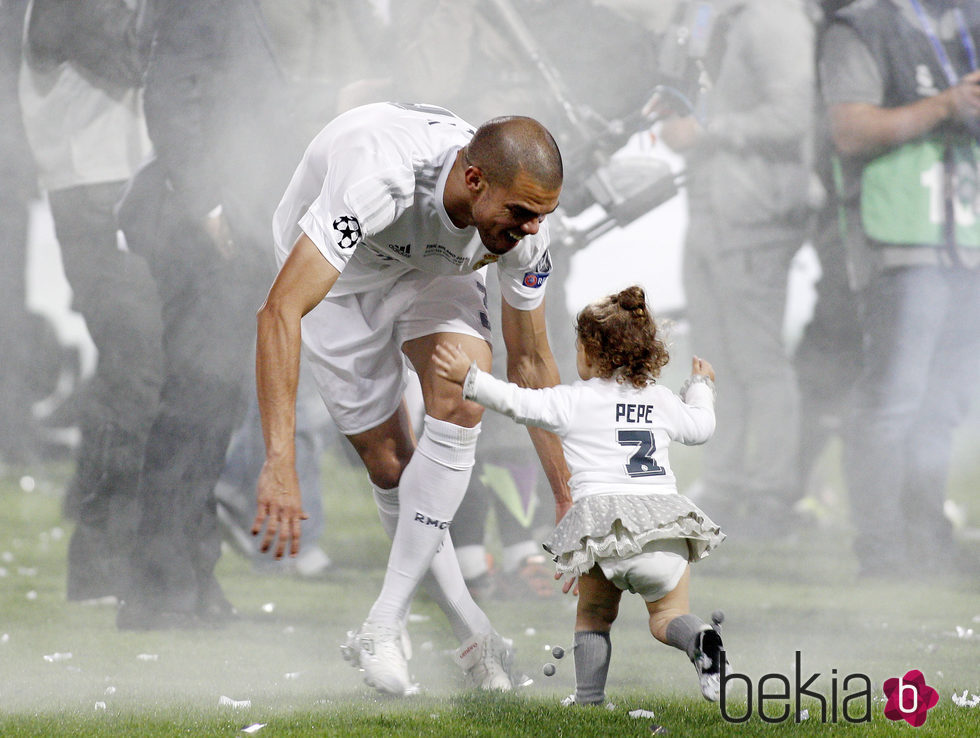 Pepe con su hija en la celebración de la undécima Champions en el Santiago Bernabéu