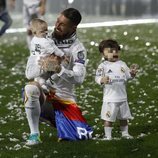 Sergio Ramos con sus hijos Marco y Sergio en la celebración de la undécima Champions en el Santiago Bernabéu