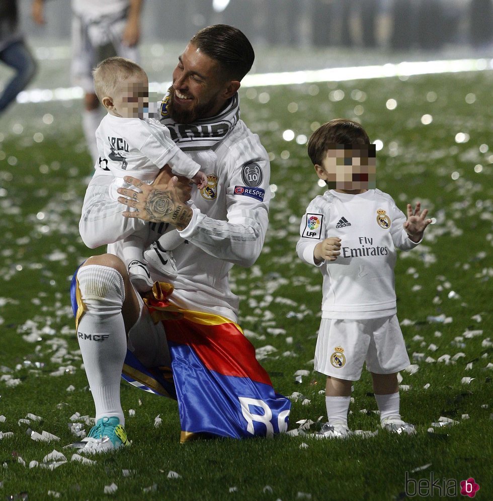 Sergio Ramos con sus hijos Marco y Sergio en la celebración de la undécima Champions en el Santiago Bernabéu