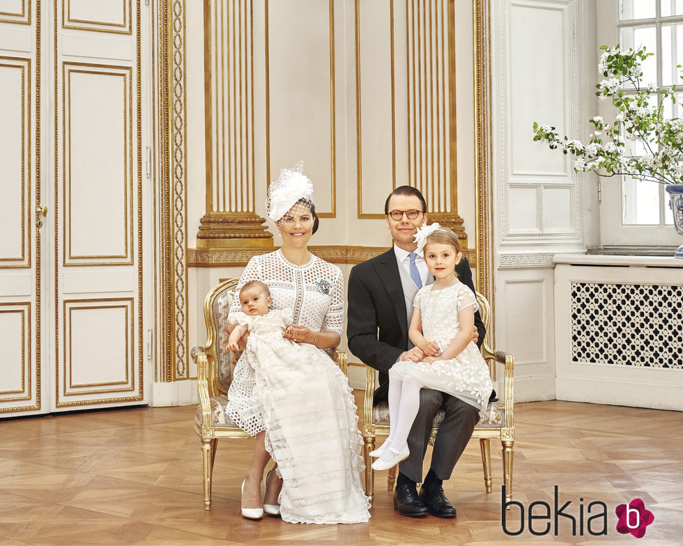 Oscar de Suecia con Victoria y Daniel de Suecia y la Princesa Estela en su bautizo