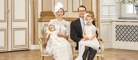 Oscar de Suecia con Victoria y Daniel de Suecia y la Princesa Estela en su bautizo