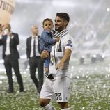 Isco Alarcón con sus hijo Isco en la celebración de la undécima Champions en el Santiago Bernabéu