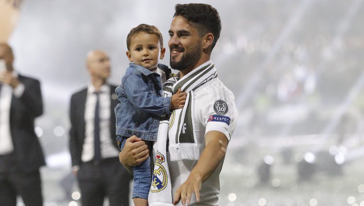 Isco Alarcón con sus hijo Isco en la celebración de la undécima Champions en el Santiago Bernabéu