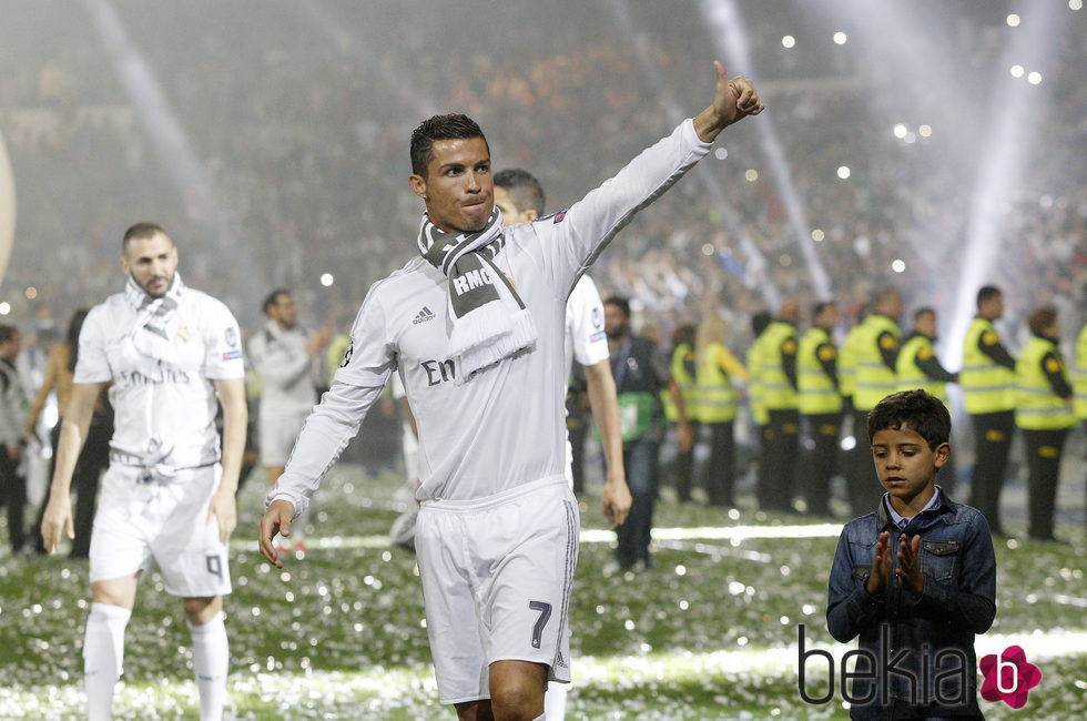Cristiano Ronaldo con su hijo en la celebración de la undécima Champions en el Santiago Bernabéu