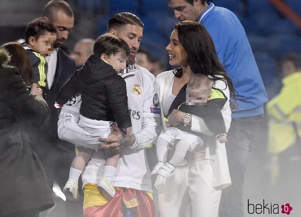 Sergio Ramos y Pilar Rubio con sus hijos Marco y Sergio en la celebración de la undécima Champions en el Santiago Bernabéu