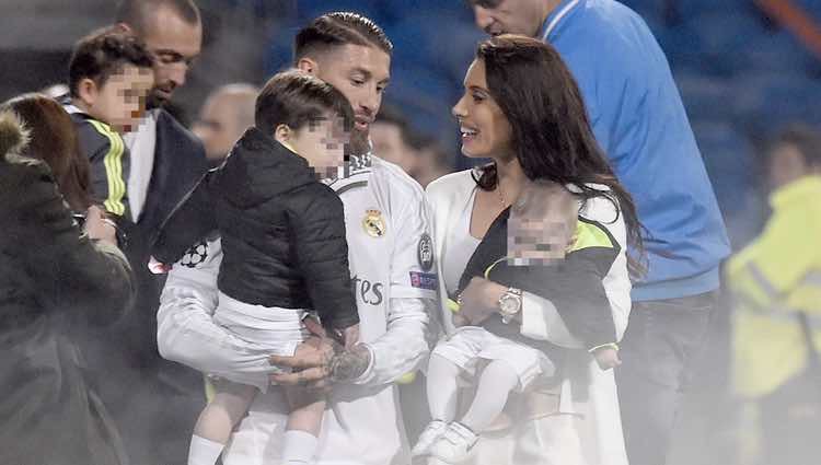 Sergio Ramos y Pilar Rubio con sus hijos Marco y Sergio en la celebración de la undécima Champions en el Santiago Bernabéu