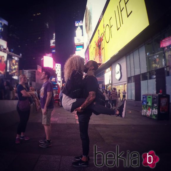Azahara y Juanma se besan en Times Square