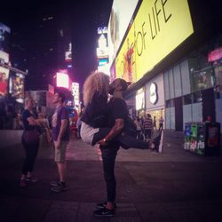 Azahara y Juanma se besan en Times Square