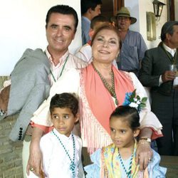 José Ortega Cano y Rocío Jurado con sus hijos José Fernando y Gloria Camina en el Rocio