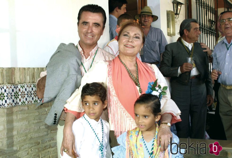 José Ortega Cano y Rocío Jurado con sus hijos José Fernando y Gloria Camina en el Rocio