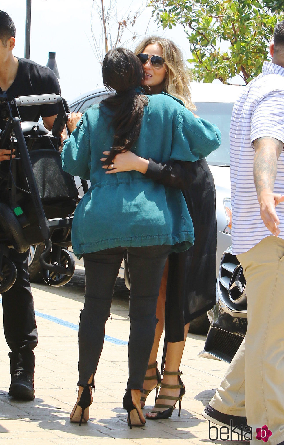 Chrissy Teigen y Kim Kardashian se saludan en Beverly Hills