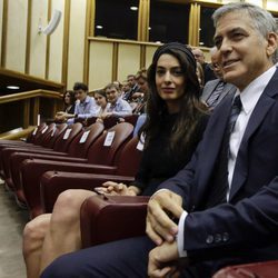 George Clooney y su mujer en una reunión de Scholas Occurrentes en Roma