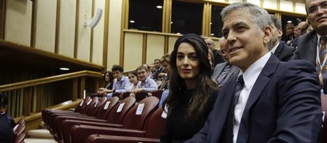George Clooney y su mujer en una reunión de Scholas Occurrentes en Roma
