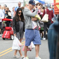 Mila Kunis, Ashton Kutcher y su hija Wyatt de compras