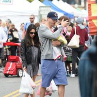 Mila Kunis, Ashton Kutcher y su hija Wyatt de compras