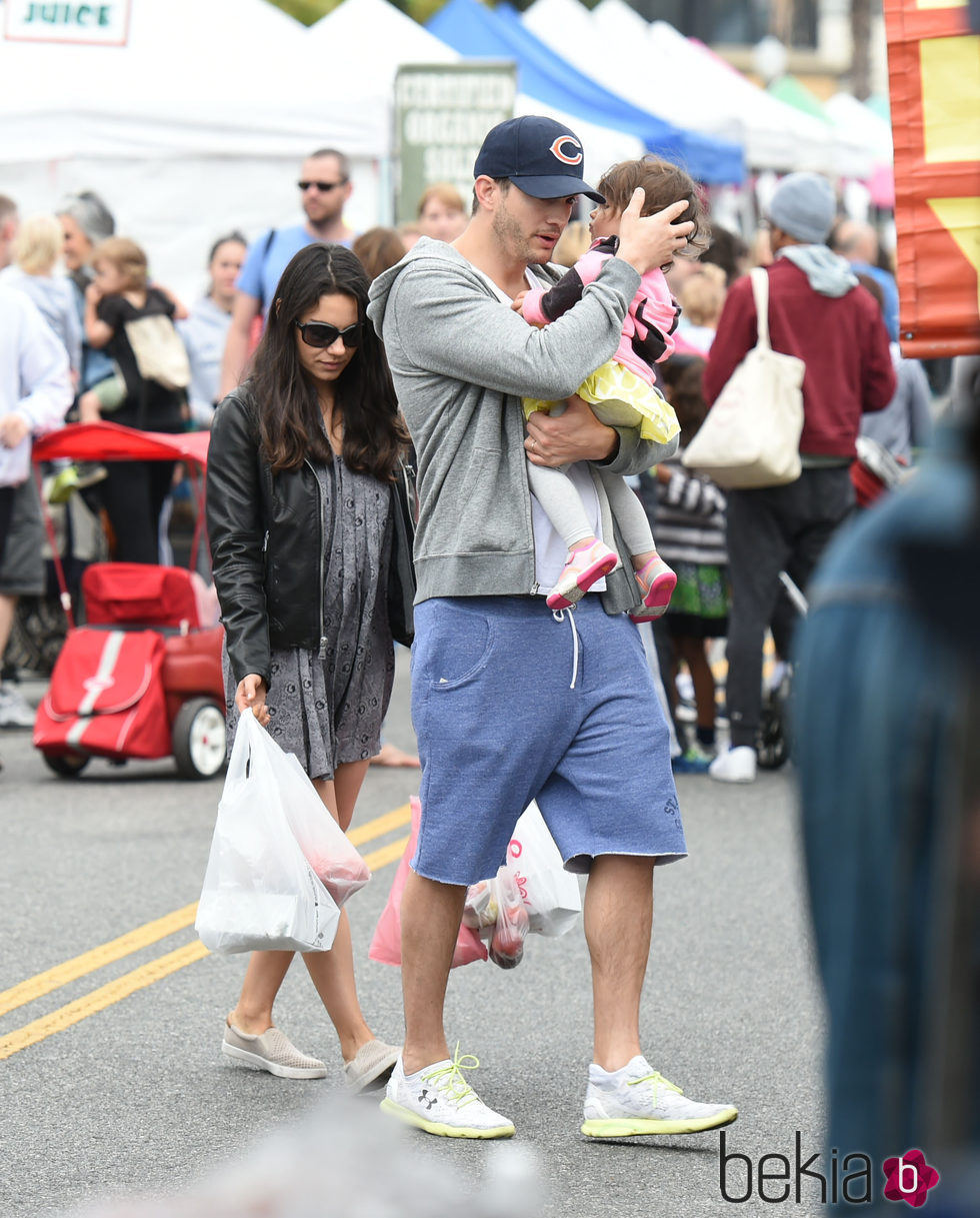 Mila Kunis, Ashton Kutcher y su hija Wyatt de compras