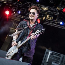 Johnny Depp ofreciendo un concierto en Estocolmo