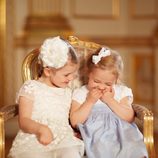 Estela de Suecia y Leonor de Suecia riéndose en el bautizo de Oscar de Suecia