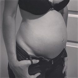 Azahara luce tripa en su sexto mes de embarazo