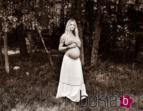 Candice Swanepoel luciendo embarazado en la naturaleza