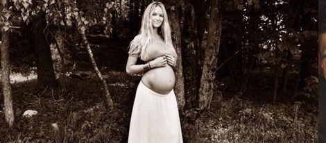 Candice Swanepoel luciendo embarazado en la naturaleza