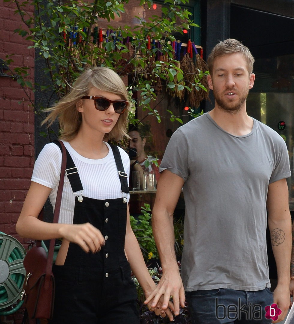 Calvin Harris y Taylor Swift paseando cogidos de la mano por Nueva York