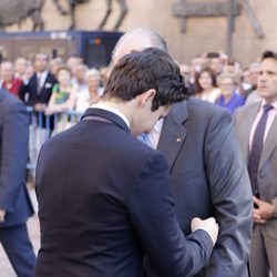 Froilán abraza al Rey Juan Carlos en la corrida de la Beneficencia 2016