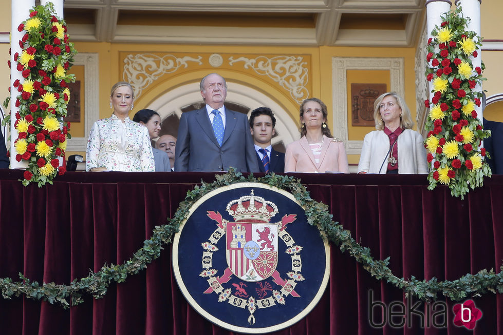 Cristina Cifuentes, el Rey Juan Carlos, la Infanta Elena y Froilán en la corrida de la Beneficencia 2016