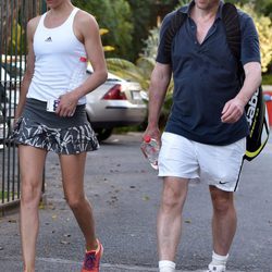 Hugh Grant y Anna  Eberstein jugando al tenis en Marbella