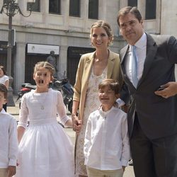Luis Alfonso de Borbón y Margarita Vargas junto a sus hijos en la comunión de Eugenia en Madrid