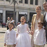 Luis Alfonso de Borbón y Margarita Vargas junto a sus hijos en la comunión de Eugenia en Madrid