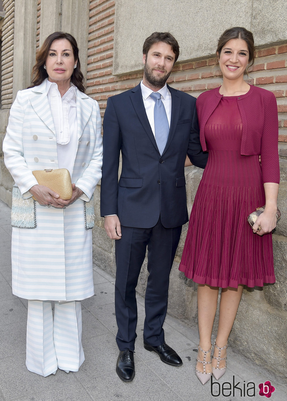 Carmen Martínez Bordiú con Benjamin Rouget y Cynthia Rossi durante la comunión de Eugenia de Borbón en Madrid