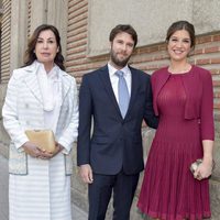 Carmen Martínez Bordiú con Benjamin Rouget y Cynthia Rossi durante la comunión de Eugenia de Borbón en Madrid