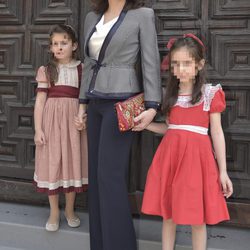 Paloma Segrelles con sus hijas durante la comunión de Eugenia de Borbón en Madrid