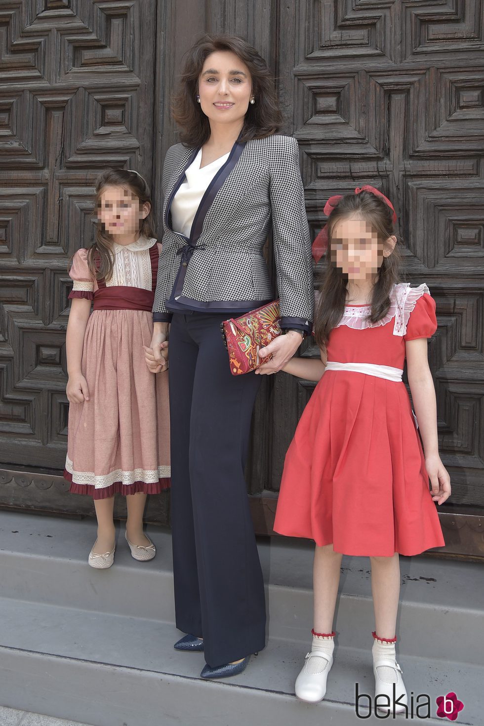 Paloma Segrelles con sus hijas durante la comunión de Eugenia de Borbón en Madrid