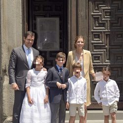 Luis Alfonso de Borbón y Margarita Vargas junto a sus hijos en la comunión de Eugenia de Borbón en Madrid