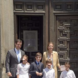 Luis Alfonso de Borbón y Margarita Vargas junto a sus hijos en la comunión de Eugenia de Borbón en Madrid